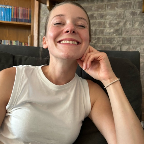 Meet your Posher, Nicole - Picture 1 of 1